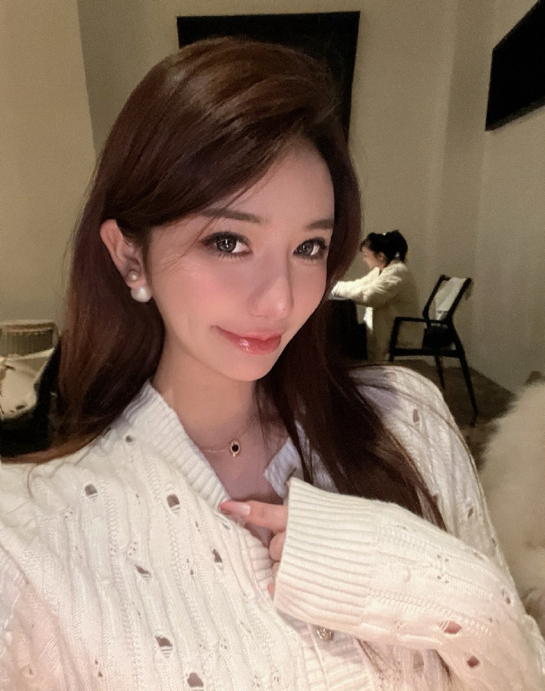 A2221 照片2572张 视频260个 中国女 白富美 生活日常 旅游 美食 健身 运动 吃喝玩乐 各地旅游 视频有自拍 视频包含实况Live
