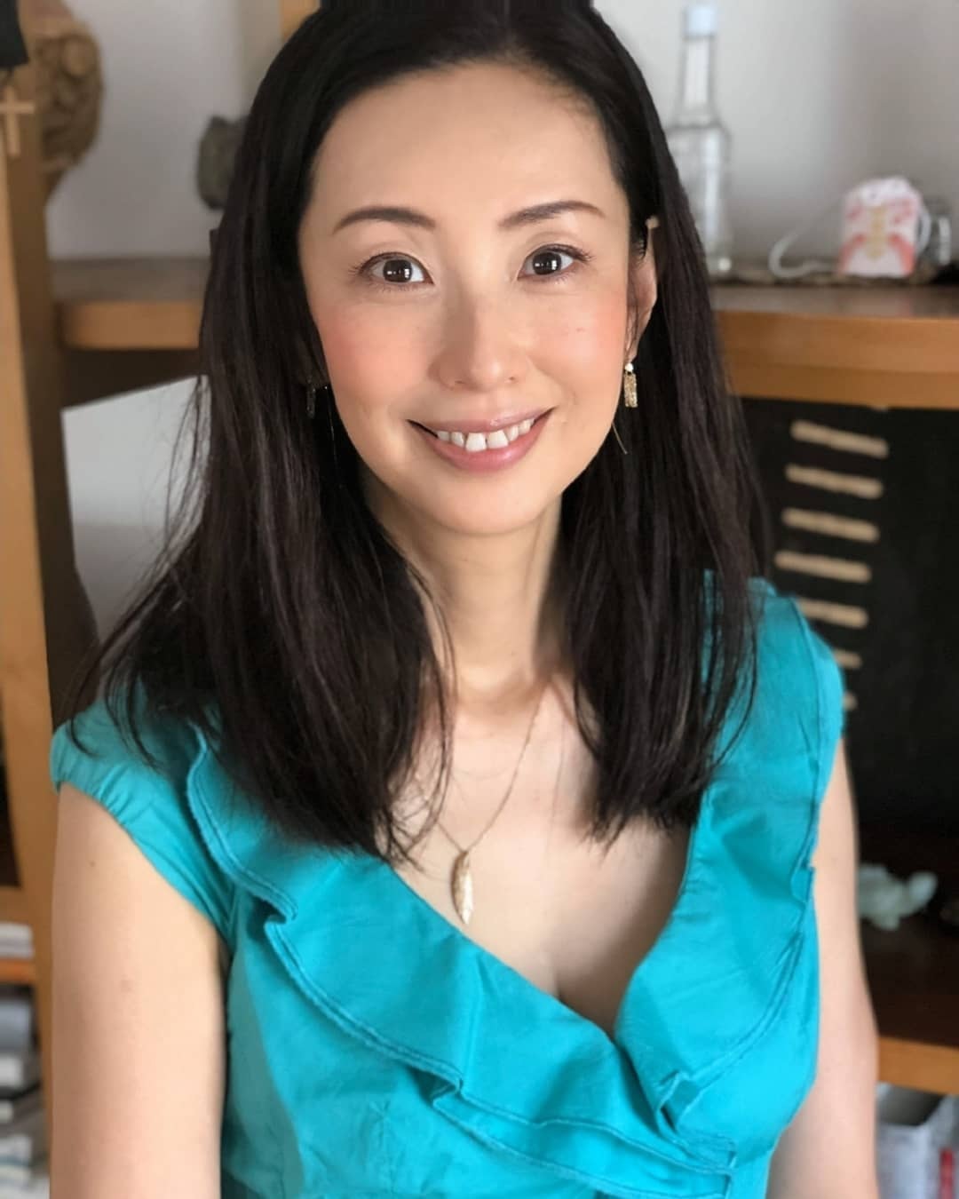 A1115 照片1051张 视频451个 日本 正装 成熟知性少妇 中老年 自拍较多 户外日常 美食 穿搭 居家日常 珠宝 生活场景丰富