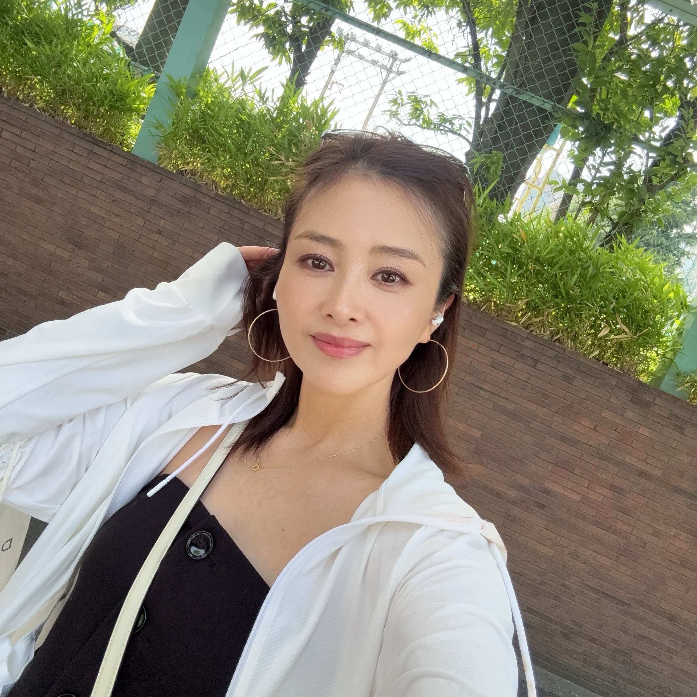A1121 照片2297张 视频172个 日本 成熟妇女 中老年 自拍较多 户外日常 穿搭 宠物 生活场景丰富 自拍照片多 自拍视频多 适合虚拟视频
