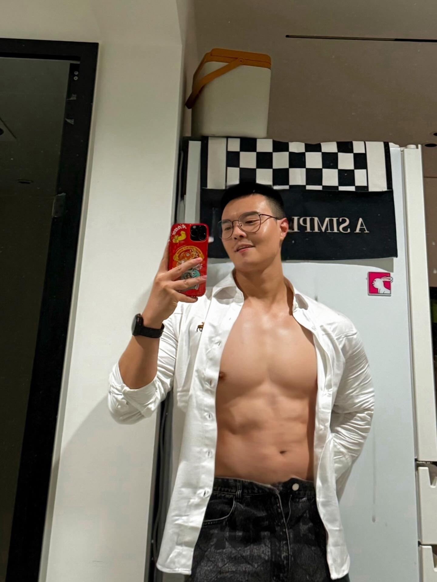 D1171 照片972张 视频67个 中国男 爱好旅行 爱好健身 腹肌 胸肌 秀身材 爱好美食 镜子自拍 户外日常 自拍较多 旅游 居家日常 生活场景丰富